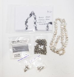 画像1: ケシパールとヴィンテージスワロのオールノットネックレス&ブレスレット ホワイト